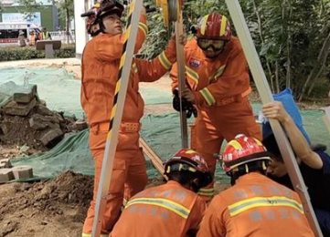 烟台消防员用香蕉视频在线观看免费救出污水井清理工人